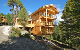 In Österreichs größtem Zirbenwald entstehen 50 Luxus-Chalets, die sich sowohl optisch als auch baubiologisch harmonisch in die Natur einfügen.